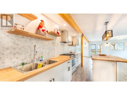 919 Regina Street, Creston, BC - Indoor Photo Showing Kitchen With Double Sink With Upgraded Kitchen