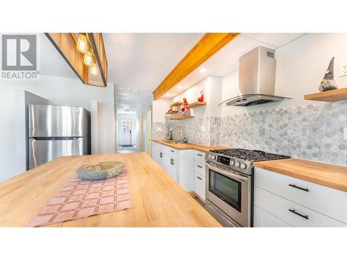 919 Regina Street, Creston, BC - Indoor Photo Showing Kitchen With Upgraded Kitchen