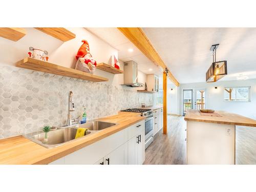 919 Regina Street, Creston, BC - Indoor Photo Showing Kitchen With Double Sink With Upgraded Kitchen
