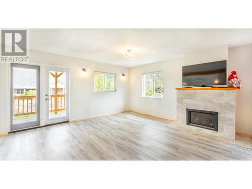 919 Regina Street, Creston, BC - Indoor Photo Showing Living Room With Fireplace