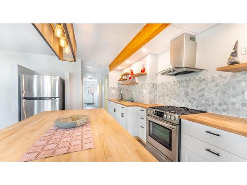 919 Regina Street, Creston, BC - Indoor Photo Showing Kitchen With Upgraded Kitchen