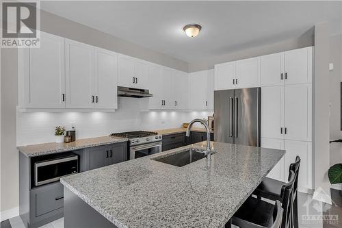 197 Equitation Circle, Ottawa, ON - Indoor Photo Showing Kitchen With Upgraded Kitchen