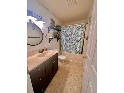 109 12Th Avenue, Genelle, BC - Indoor Photo Showing Bathroom
