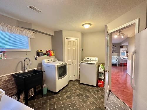109 12Th Avenue, Genelle, BC - Indoor Photo Showing Laundry Room