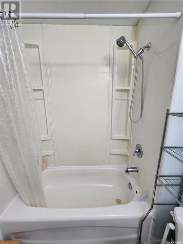 813 Souris Avenue Ne, Weyburn, SK - Indoor Photo Showing Bathroom