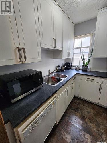813 Souris Avenue Ne, Weyburn, SK - Indoor Photo Showing Kitchen With Double Sink
