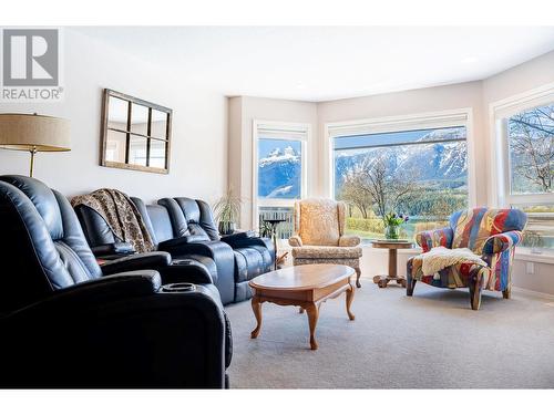 408 Fifth Street W, Revelstoke, BC - Indoor Photo Showing Living Room