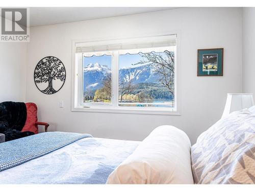 408 Fifth Street W, Revelstoke, BC - Indoor Photo Showing Bedroom