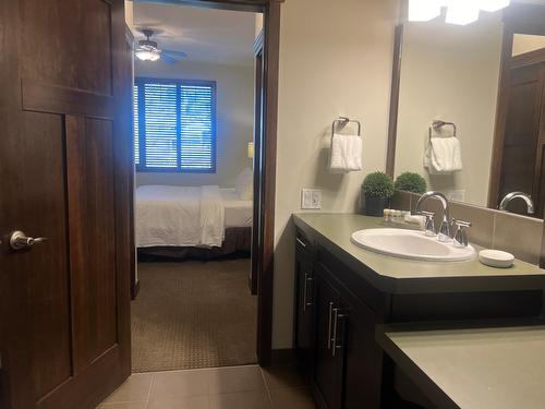 713B - 700 Bighorn Boulevard, Radium Hot Springs, BC - Indoor Photo Showing Bathroom