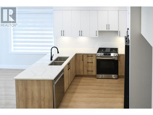 2173 Aberdeen Street, Kelowna, BC - Indoor Photo Showing Kitchen With Double Sink
