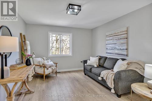 909 Fairbairn Street, Smith-Ennismore-Lakefield, ON - Indoor Photo Showing Living Room