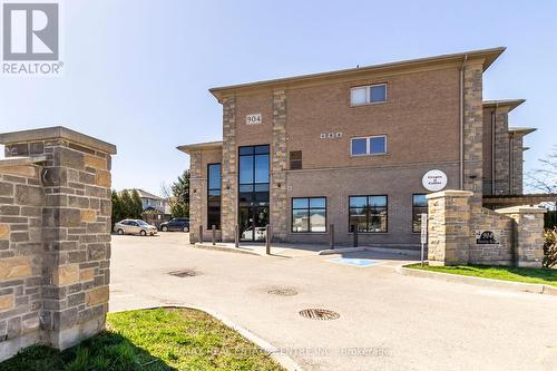 #104 -904 Paisley Rd, Guelph, ON - Outdoor