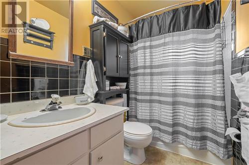 50 Laurier Drive, Morrisburg, ON - Indoor Photo Showing Bathroom