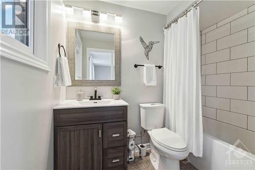 3rd level ensuite bath - 312 Fernleaf Crescent, Ottawa, ON - Indoor Photo Showing Bathroom