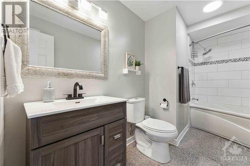 3rd level full bath - 312 Fernleaf Crescent, Ottawa, ON - Indoor Photo Showing Bathroom