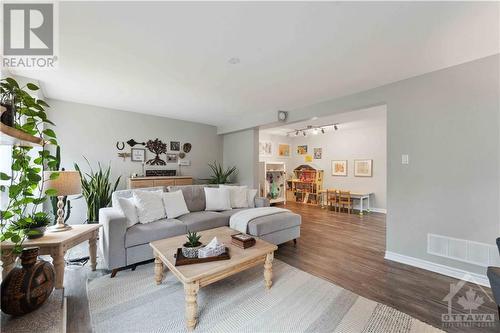 2nd level living room - 312 Fernleaf Crescent, Ottawa, ON - Indoor Photo Showing Living Room