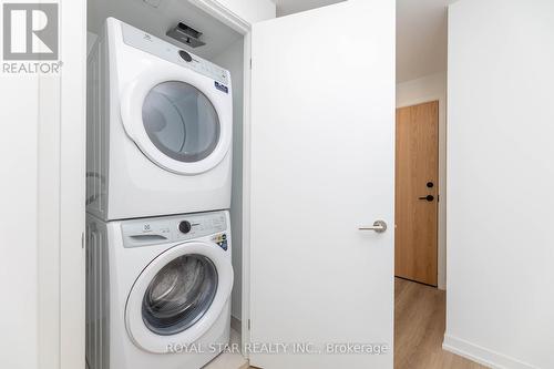 2211 - 7950 Bathurst Street, Vaughan, ON - Indoor Photo Showing Laundry Room