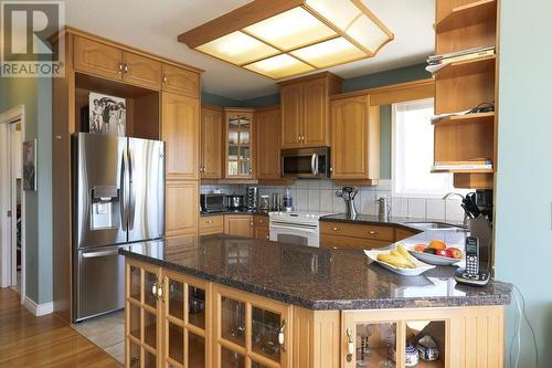 5331 Buchanan Road, Peachland, BC - Indoor Photo Showing Kitchen With Double Sink