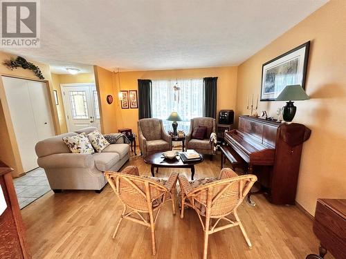 111 Bullmoose Crescent, Tumbler Ridge, BC - Indoor Photo Showing Living Room