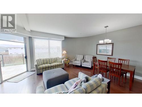 5003 Oleander Drive Unit# 203, Osoyoos, BC - Indoor Photo Showing Living Room