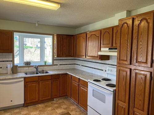 1178 Marianna Crescent, Trail, BC - Indoor Photo Showing Kitchen With Double Sink
