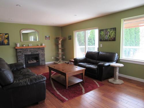 925 Columbia Road, Castlegar, BC - Indoor Photo Showing Living Room With Fireplace