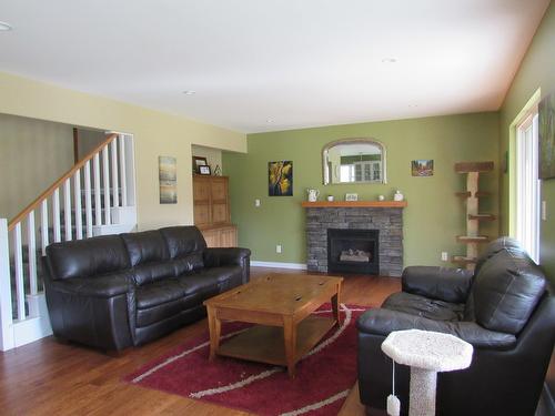 925 Columbia Road, Castlegar, BC - Indoor Photo Showing Living Room With Fireplace