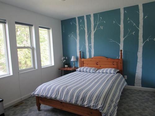 925 Columbia Road, Castlegar, BC - Indoor Photo Showing Bedroom
