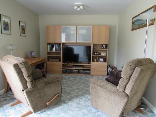 925 Columbia Road, Castlegar, BC - Indoor Photo Showing Living Room