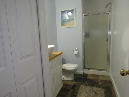 925 Columbia Road, Castlegar, BC - Indoor Photo Showing Bathroom