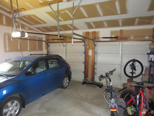 925 Columbia Road, Castlegar, BC - Indoor Photo Showing Garage