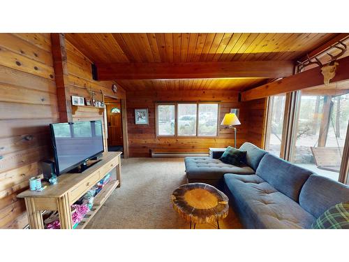 861 New Lake Road, Cranbrook, BC - Indoor Photo Showing Living Room