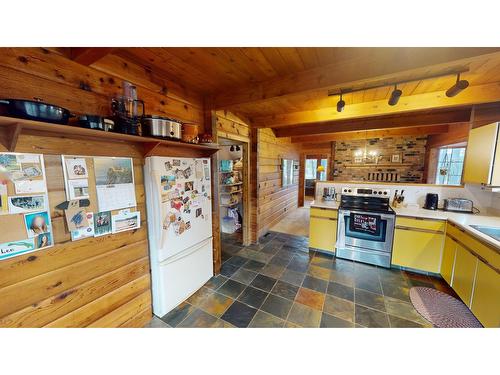 861 New Lake Road, Cranbrook, BC - Indoor Photo Showing Kitchen