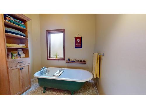 861 New Lake Road, Cranbrook, BC - Indoor Photo Showing Bathroom