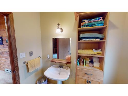861 New Lake Road, Cranbrook, BC - Indoor Photo Showing Bathroom