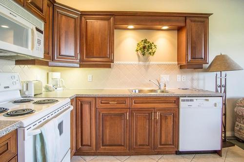 112 - 100 Bighorn Boulevard, Radium Hot Springs, BC - Indoor Photo Showing Kitchen With Double Sink