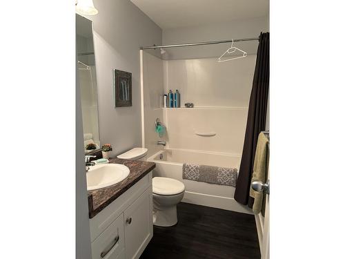 1835 First Street, Fruitvale, BC - Indoor Photo Showing Bathroom