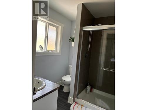 1835 First  Street, Fruitvale, BC - Indoor Photo Showing Bathroom