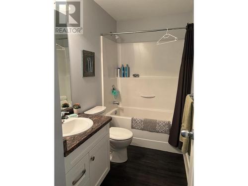 1835 First  Street, Fruitvale, BC - Indoor Photo Showing Bathroom