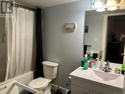 1835 First  Street, Fruitvale, BC - Indoor Photo Showing Bathroom