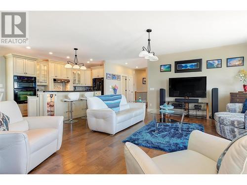 6148 Lipsett Avenue, Peachland, BC - Indoor Photo Showing Living Room