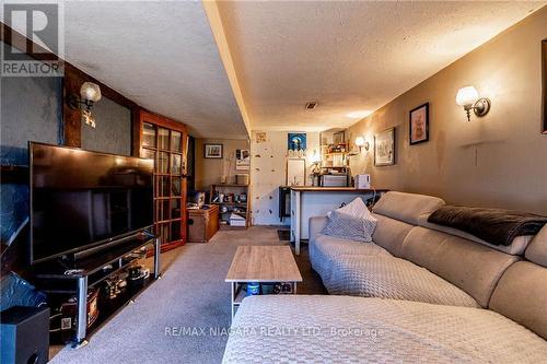 11 King Street, Thorold, ON - Indoor Photo Showing Living Room