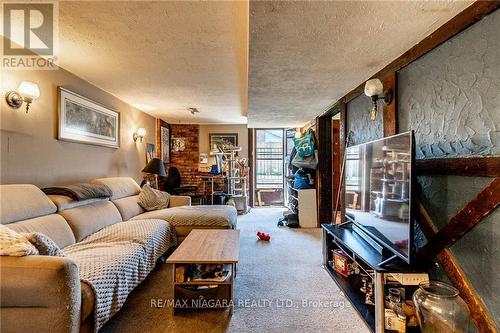 11 King St, Thorold, ON - Indoor Photo Showing Living Room