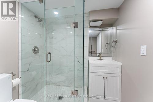 27 Chestnut St, Kitchener, ON - Indoor Photo Showing Bathroom