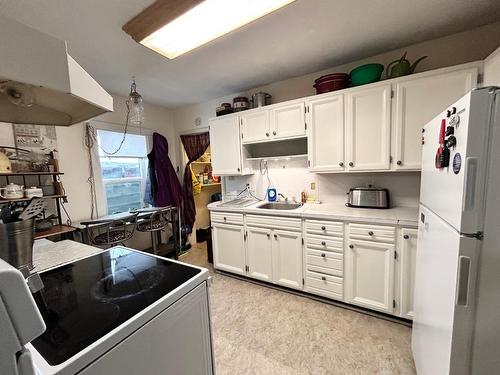 2275 Columbia Avenue, Trail, BC - Indoor Photo Showing Kitchen
