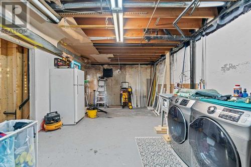 811 21 Street Ne, Salmon Arm, BC - Indoor Photo Showing Laundry Room