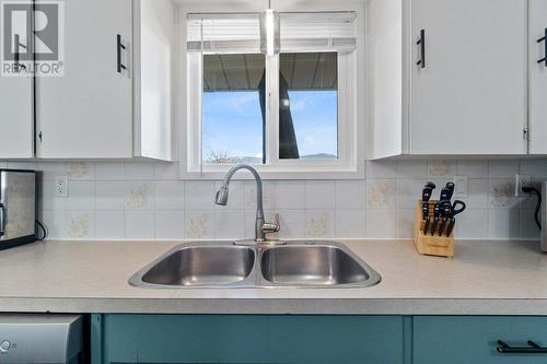 811 21 Street Ne, Salmon Arm, BC - Indoor Photo Showing Kitchen With Double Sink