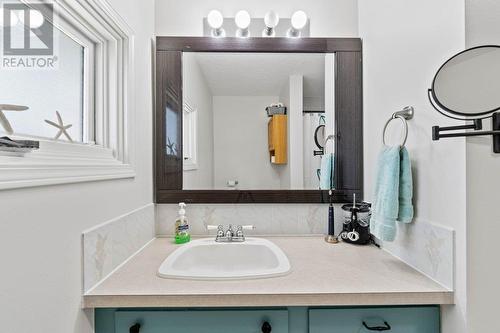 811 21 Street Ne, Salmon Arm, BC - Indoor Photo Showing Bathroom