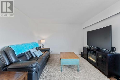 811 21 Street Ne, Salmon Arm, BC - Indoor Photo Showing Living Room