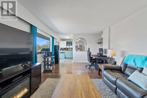 811 21 Street Ne, Salmon Arm, BC - Indoor Photo Showing Living Room